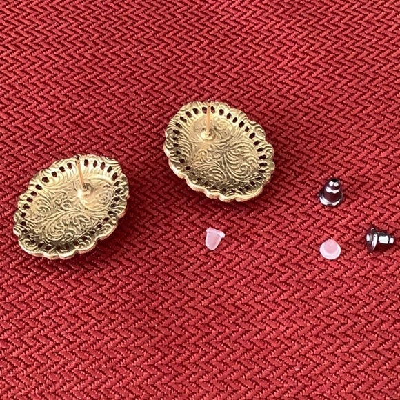 Beautiful pink cabochon rose earrings with gold tone accent - Picture 3 of 5